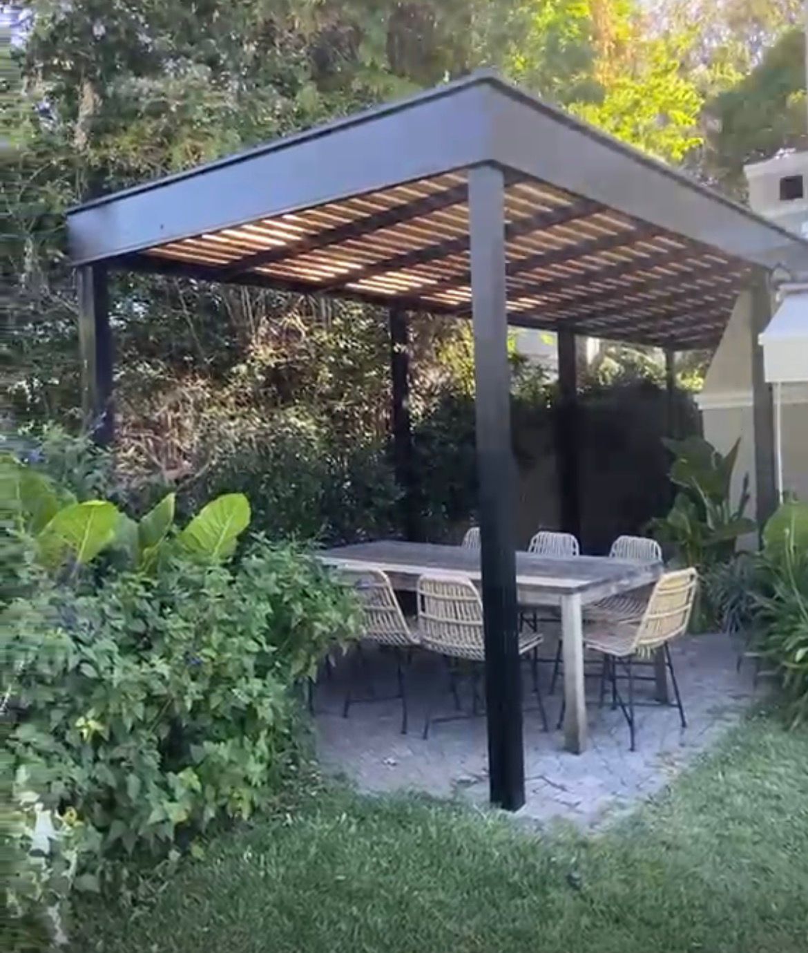 Pérgola metálica con techo de madera fabricada a medida